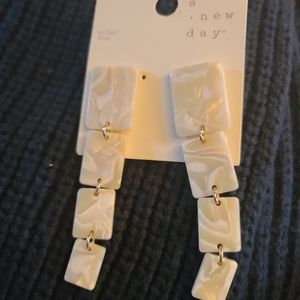 Acrylic dangle earrings a new day ivory
Nickle fre